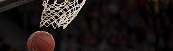 NBA篮球运动员在2026赛季比赛中扣篮的精彩瞬间